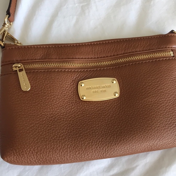 MICHAEL KORS WRISTLET PURSE - Picture 5 of 9